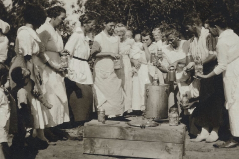 Demonstration on the use of a canning retort.